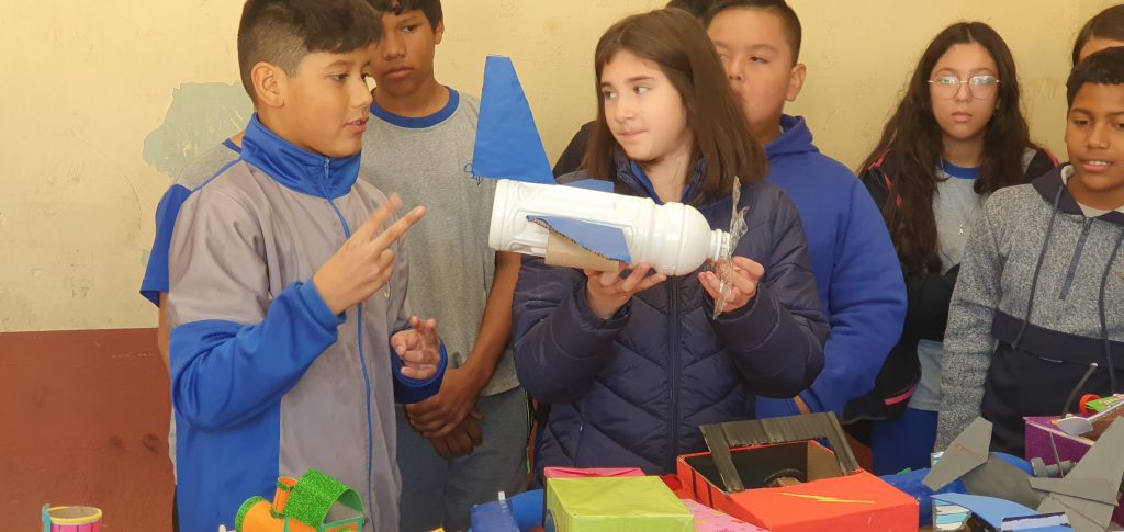 Los alumnos de Kinder a 8° año realizan exposicion de sus trabajos realizados con elementos realizables 